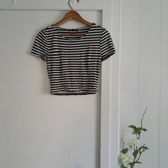 Striped Crop Top - Picture 3 of 7
